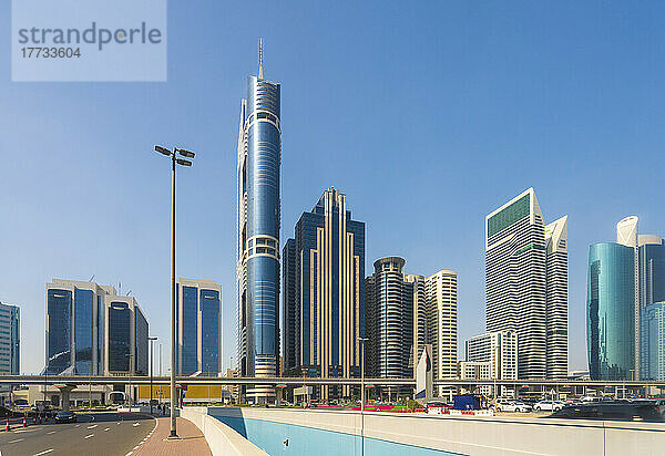 Vereinigte Arabische Emirate  Dubai  Skyline von hohen modernen Wolkenkratzern