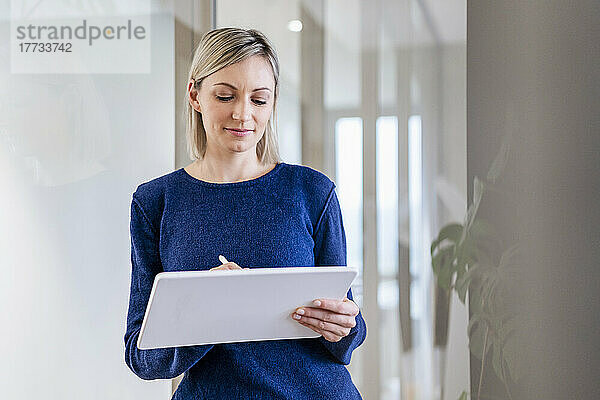 Geschäftsfrau nutzt digitales Tablet im Büro