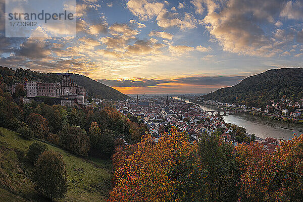 Deutschland  Baden-Württemberg  Heidelberg  Heidelberger Schloss und die umliegende Stadt bei Herbstsonnenuntergang
