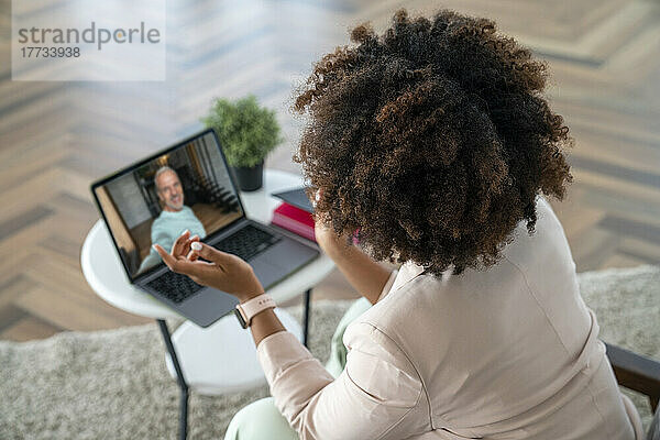 Junge Frau im Videoanruf mit Mann im Büro