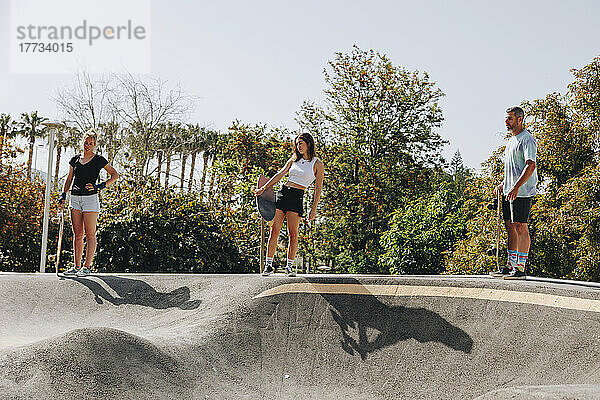 Skateboarder halten Skateboards auf der Sportrampe