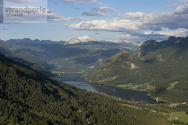 Österreich  Steiermark  malerischer Blick auf den Grundlsee im Sommer