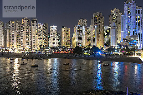 Vereinigte Arabische Emirate  Dubai  Skyline beleuchteter Küstenwohnungen bei Nacht