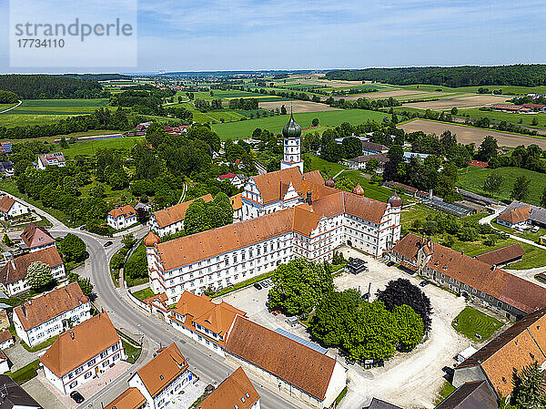 Deutschland  Bayern  Kammeltal  Helikopterblick auf das Kloster Wettenhausen im Sommer