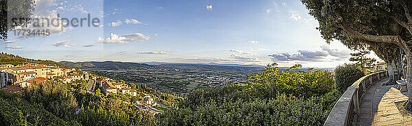 Italien  Provinz Arezzo  Cortona  Panoramablick auf die Stadt mit Blick auf das Chiana-Tal