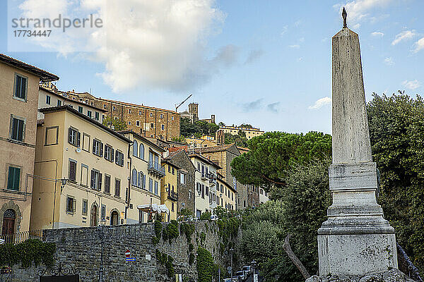 Italien  Provinz Arezzo  Cortona  Denkmal an der Piazza Garibaldi mit Stadthäusern im Hintergrund