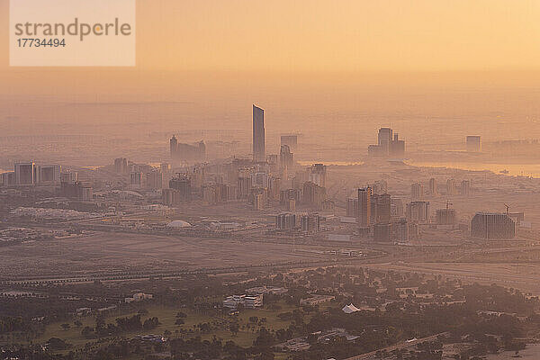 Vereinigte Arabische Emirate  Dubai  Blick auf die Stadt im nebligen Morgengrauen