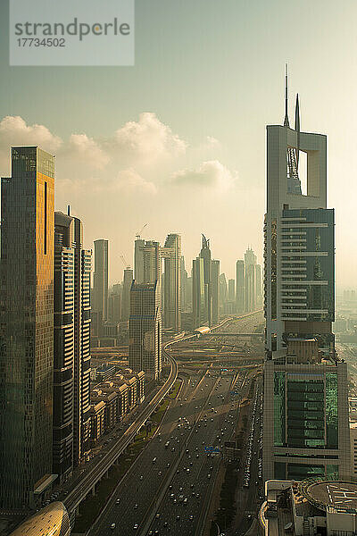 Vereinigte Arabische Emirate  Dubai  Sheikh Zayed Road  die sich bei Sonnenuntergang zwischen hohen Wolkenkratzern in der Innenstadt erstreckt