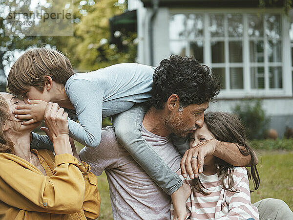 Familie umarmt sich im Hinterhof