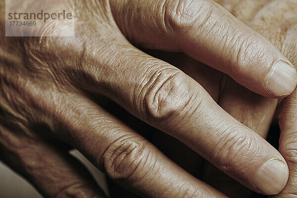 Faltige Hände eines älteren Mannes