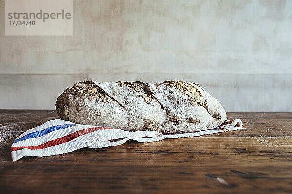 Frisch gebackenes Landbrot auf Serviette in der Bäckerei