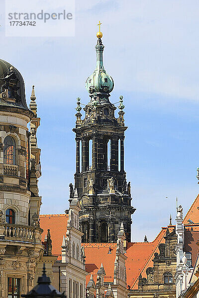 Turm der Katholischen Hofkirche in Dresden an einem sonnigen Tag  Sachsen  Deutschland