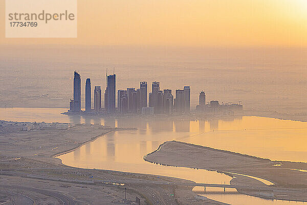 Vereinigte Arabische Emirate  Dubai  Blick auf den Dubai Creek bei nebligem Sonnenaufgang