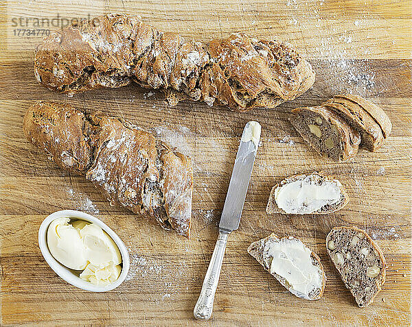 Frisches hausgemachtes Pain-Paillasse-Brot mit Nüssen