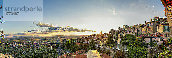 Italien  Provinz Arezzo  Cortona  Panoramablick auf die Stadt mit Blick auf das Chiana-Tal bei Sonnenuntergang