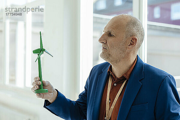 Ingenieur untersucht Windturbinenmodell im Büro