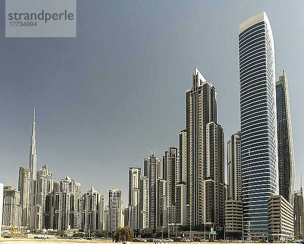 Vereinigte Arabische Emirate  Dubai  hohe Wolkenkratzer im Business Bay-Viertel