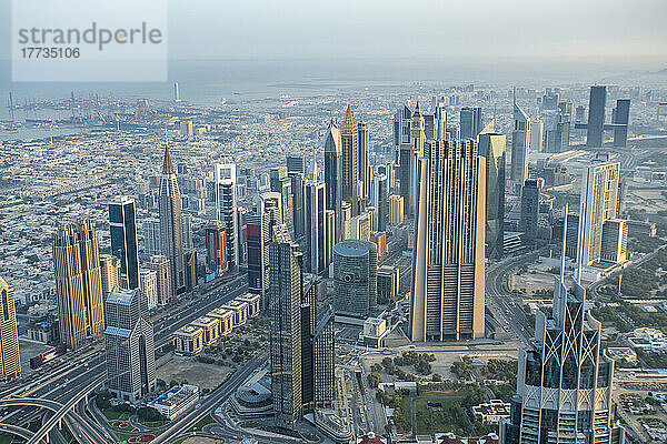 Vereinigte Arabische Emirate  Dubai  Blick auf hohe Wolkenkratzer in der Innenstadt