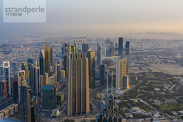 Vereinigte Arabische Emirate  Dubai  hohe Wolkenkratzer in der Innenstadt im Morgengrauen