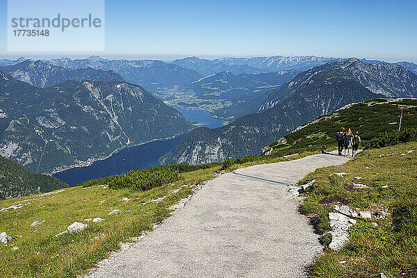 Österreich  Oberösterreich  Fußweg auf dem Berggipfel des Krippensteins mit dem Hallstättersee im Hintergrund