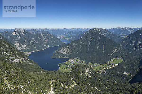 Österreich  Oberösterreich  Malerische Aussicht auf den Hallstättersee vom Krippenstein aus gesehen