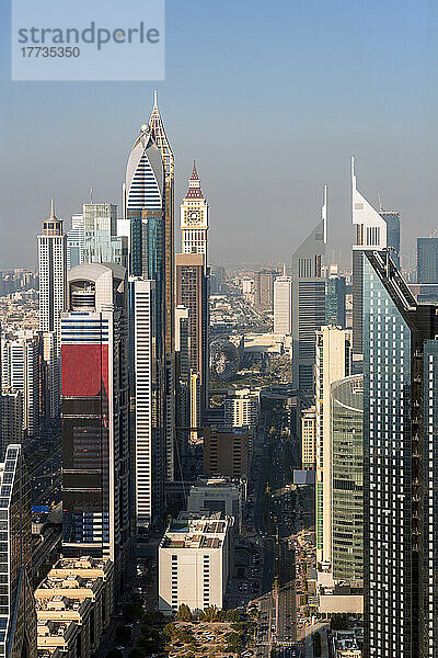 Vereinigte Arabische Emirate  Dubai  Blick auf hohe Wolkenkratzer in der Innenstadt