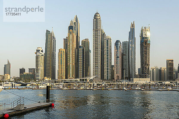 Vereinigte Arabische Emirate  Dubai  hohe Wolkenkratzer von Dubai Marina