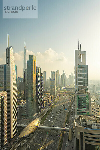 Vereinigte Arabische Emirate  Dubai  hohe Wolkenkratzer mit Blick auf den Verkehr mitten in der Innenstadt bei Sonnenaufgang