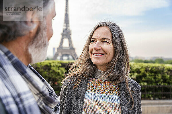 Lächelnde reife Frau blickt Mann vor Eiffelturm  Paris  Frankreich