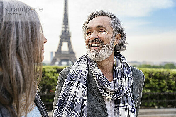 Glücklicher reifer Mann blickt Frau vor Eiffelturm  Paris  Frankreich
