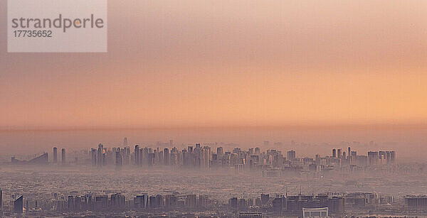 Vereinigte Arabische Emirate  Dubai  Panoramablick auf die Innenstadt im nebligen Morgengrauen