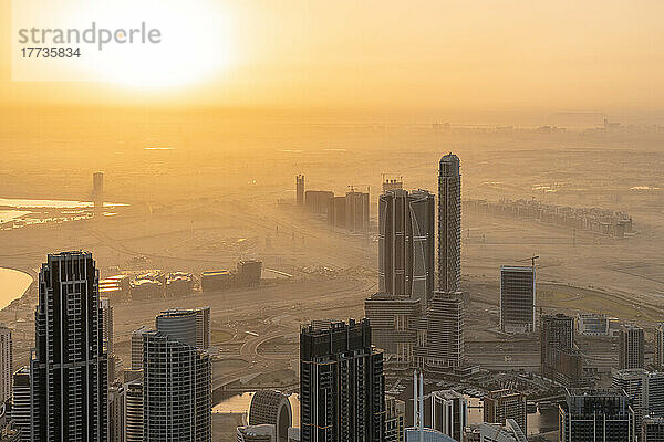 Vereinigte Arabische Emirate  Dubai  Business Bay bei nebligem Sonnenaufgang