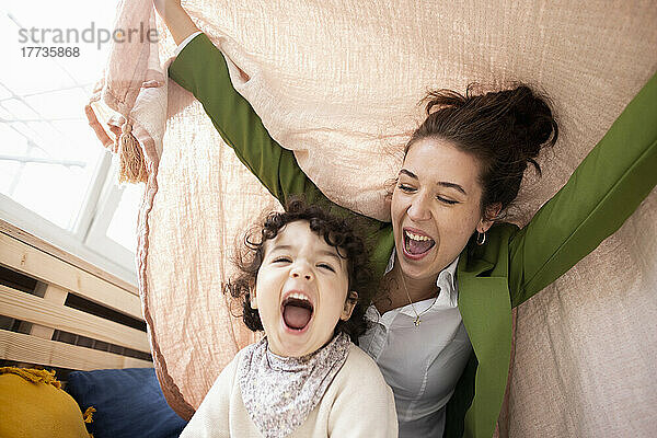 Mutter und kleine Tochter haben Spaß beim gemeinsamen Spielen