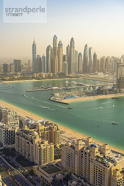 Vereinigte Arabische Emirate  Dubai  Gebäude von Palm Jumeirah mit Yachthafen und Wolkenkratzern in der Innenstadt im Hintergrund