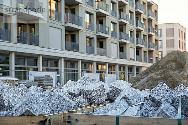 Deutschland  Bayern  München  Steinblöcke auf der Baustelle vor Wohnungen im Prinz-Eugen-Park-Komplex