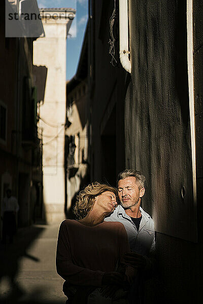 Älteres Paar genießt Sonnenlicht im Gesicht