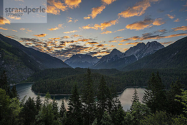 Österreich  Tirol  Blick auf den Blindsee im Morgengrauen mit der Zugspitze im Hintergrund