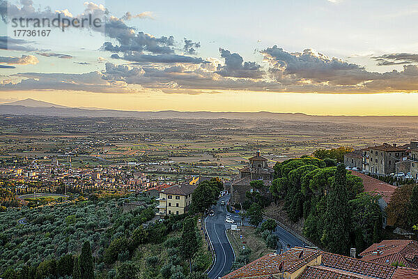 Italien  Provinz Arezzo  Cortona  Blick auf die Stadt mit Blick auf das Chiana-Tal in der Abenddämmerung