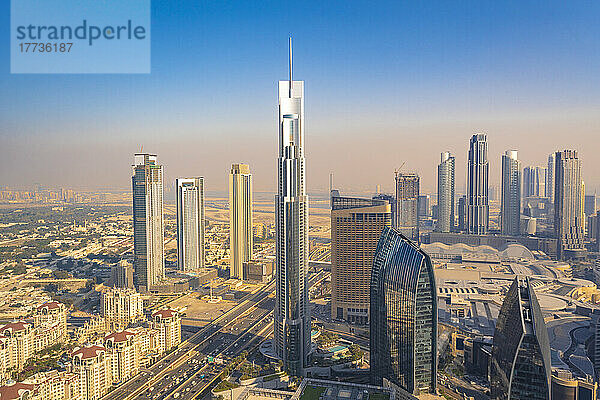 Vereinigte Arabische Emirate  Dubai  Blick auf den Burj Khalifa und das umliegende Stadtbild