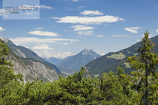 Österreich  Tirol  Blick auf die Mieminger Kette mit dem Tschirgant im Hintergrund