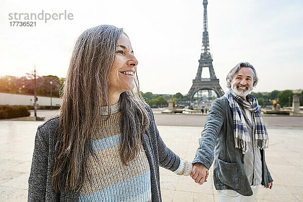 Lächelndes älteres Paar vor dem Eiffelturm  Paris  Frankreich