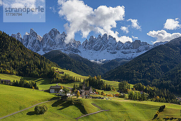 Italien  Südtirol  St. Magdalena  Blick auf ein abgelegenes Dorf in den Dolomiten