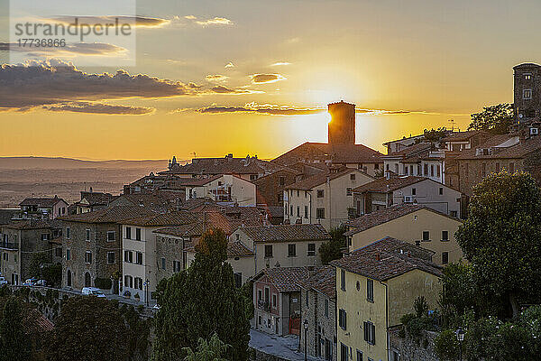 Italien  Provinz Arezzo  Cortona  Blick auf alte Stadthäuser bei Sonnenuntergang