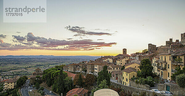 Italien  Provinz Arezzo  Cortona  Blick auf die Stadt mit Blick auf das Chiana-Tal bei Sonnenuntergang