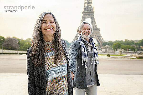 Glückliche reife Frau mit Mann vor dem Eiffelturm  Paris  Frankreich an einem sonnigen Tag