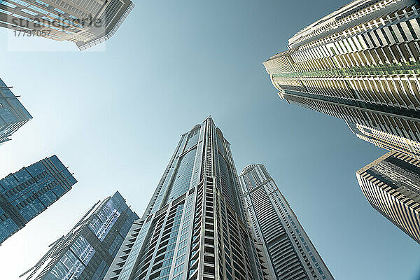 Vereinigte Arabische Emirate  Dubai  Blick aus der Tiefwinkelansicht auf Wolkenkratzer in der Dubai Marina