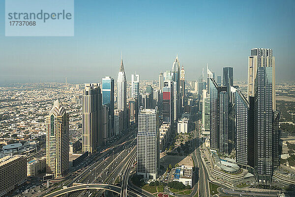 Vereinigte Arabische Emirate  Dubai  Blick auf die Wolkenkratzer der Innenstadt und das umliegende Stadtbild