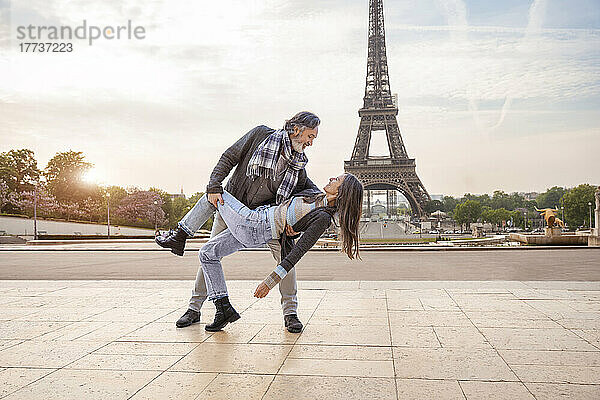 Glückliches älteres Paar tanzt vor dem Eiffelturm  Paris  Frankreich