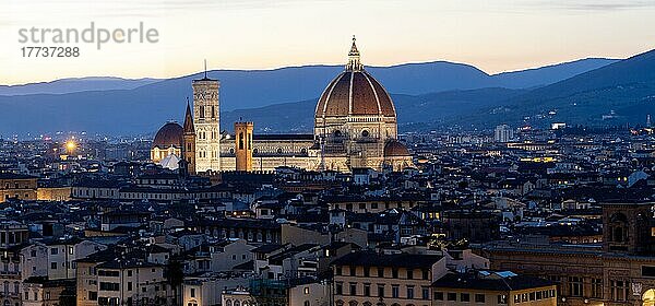 Ausblick vom Piazzale Michelangelo  Dom und Kathedrale Santa Maria del Fiore  Nachtaufnahme  Florenz  Toskana  Italien  Europa