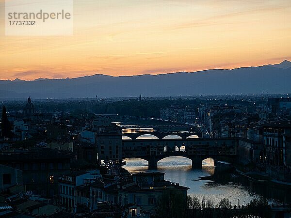 Blick bei Sonnenuntergang auf Florenz vom Piazzale Michelangelo  Florenz  Italien  Europa